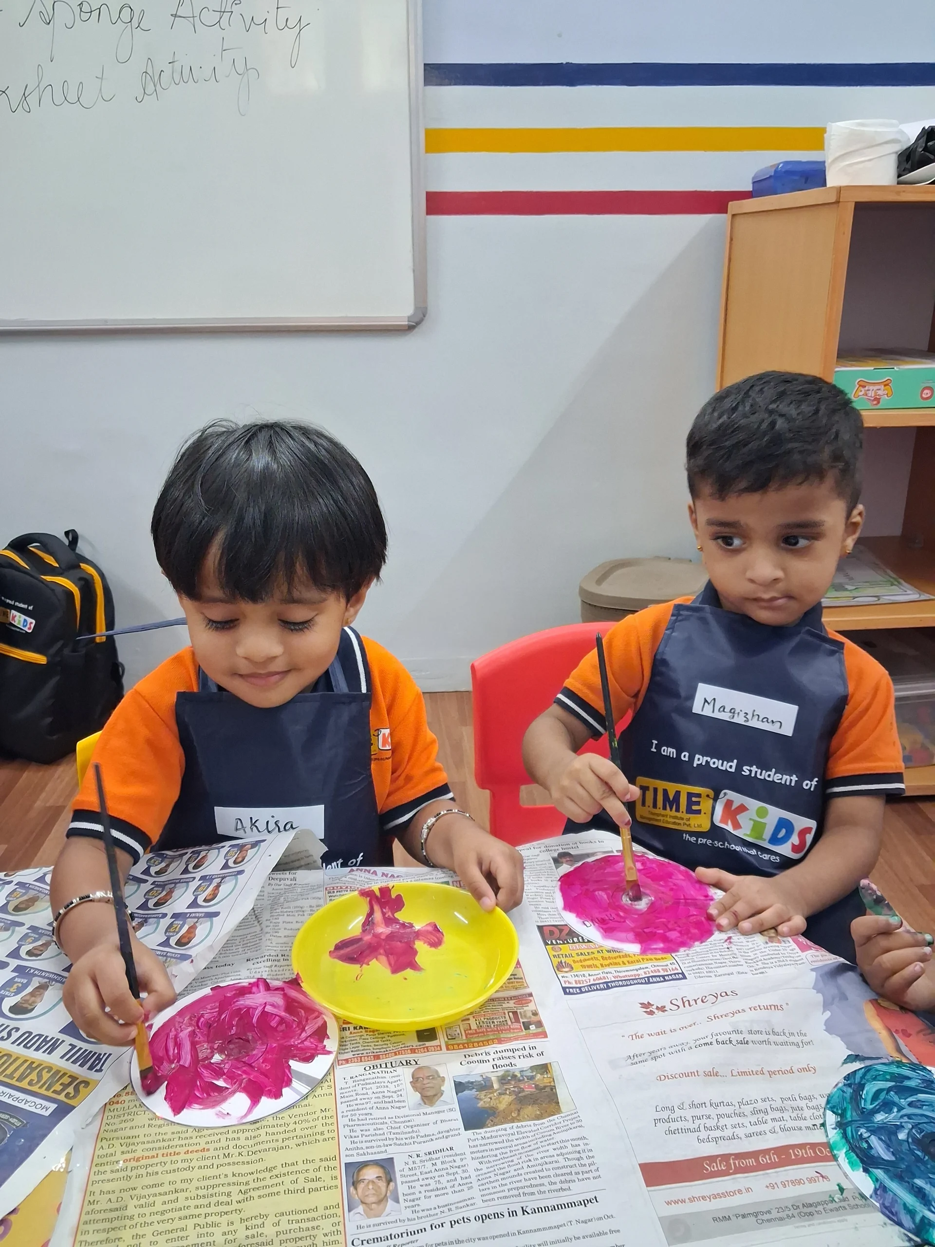 Playgroup in Anna Nagar – toddlers doing art and craft activity at Time Kids